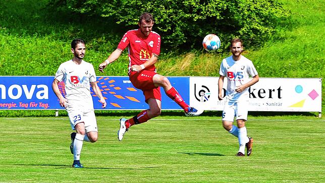 Tor des Tages: Wie schon vor Wochenfrist beim FC Erzingen traf Timo Bernauer (Mitte) erneut für den FC Wallbach. Dieses Mal aber reichte ...