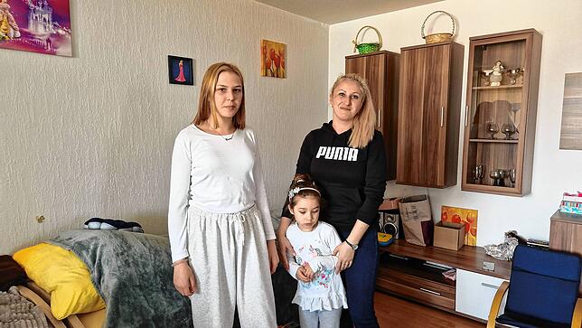 Im Wohnzimmer hat es sich die Familie schon etwas gemütlicher machen können. Die Sorge vor Schimmel bleibt.