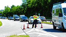 Während der Tuning World Bodensee wurden nach Polizeiangaben mehr als 400 Autos kontrolliert, hier winkt ein Beamter bei Eriskirch Autos ...