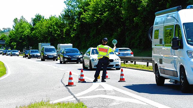 Während der Tuning World Bodensee wurden nach Polizeiangaben mehr als 400 Autos kontrolliert, hier winkt ein Beamter bei Eriskirch Autos ...