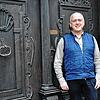 Dekan Matthias Zimmermann vor der Engener Kirche. Sein Wechsel in den Linzgau bedauern nicht nur Gläubige, doch er blickt zuversichtlich ...