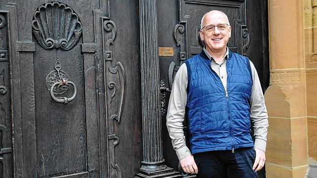 Dekan Matthias Zimmermann vor der Engener Kirche. Sein Wechsel in den Linzgau bedauern nicht nur Gläubige, doch er blickt zuversichtlich ...