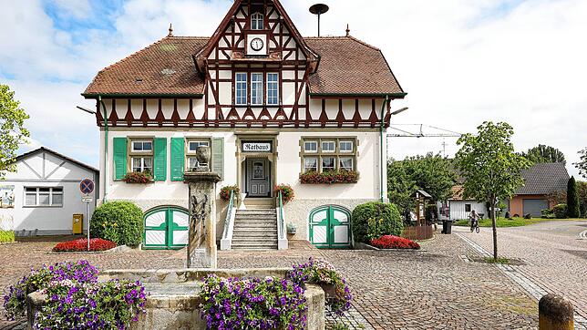 Das ehemalige Rathaus im Mooser Ortsteil Iznang muss dringend saniert werden – aufgrund des Denkmalschutzes ist das aber gar nicht so ...