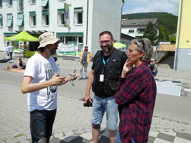 Clemens Benzing (Mitte), Organisator für die Künstler, im Gespräch mit 3D-Maler Milivoj Kostic aus Serbien und Susanne Schober aus ...