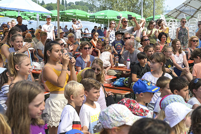 Dicht gedrängt vor dem Konzertsegel: Eltern, Freunde und andere Zuschauer verfolgen das Geschehen auf der Bühne beim Kinder- und ...