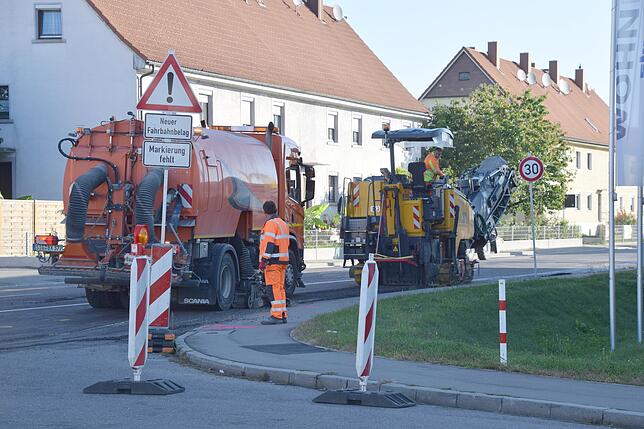 In der Radolfzeller Straße begannen Freitagmorgen die Vorarbeiten für die Deckschicht-Asphaltierung an der Einmündung zur ...