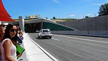 Um 15.15 Uhr war es so weit: Die ersten Autos rollen auf die Südröhre zu. Bild: Thomas Zoch