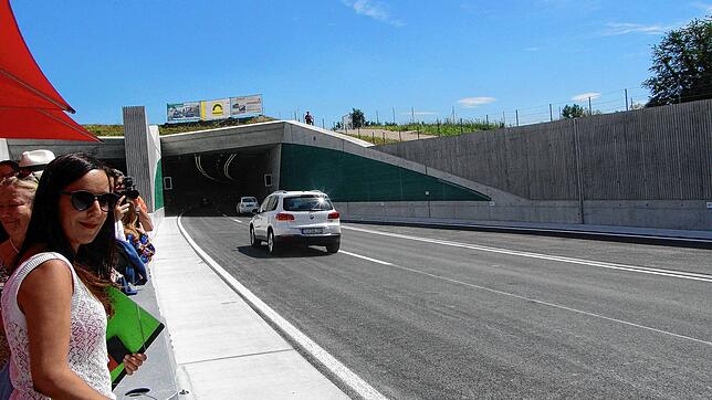 Um 15.15 Uhr war es so weit: Die ersten Autos rollen auf die Südröhre zu. Bild: Thomas Zoch