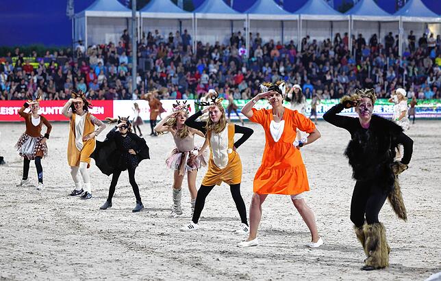 Bild 10: Tausende beim Showabend zur Eröffnung des Fest der Pferde 2024