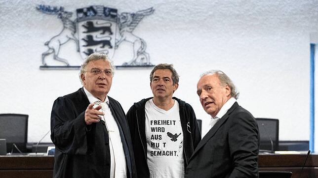 Der “Querdenken„-Initiator Michael Ballweg (m) steht mit den Rechtsanwälten Reinhard Löffler (l) und Rechtsanwalt Hans Böhme in einem ...