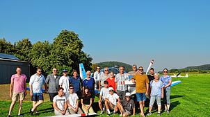 Zwei Luftsportvereine aus dem Sauerland machen auf dem Gelände des Luftsportvereins (LSV) Blumberg Urlaub. Sie haben dort ihre Zelte ...