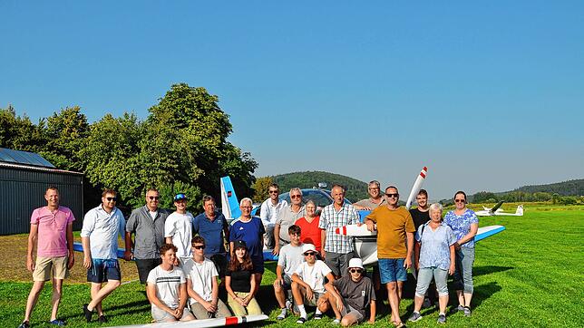 Zwei Luftsportvereine aus dem Sauerland machen auf dem Gelände des Luftsportvereins (LSV) Blumberg Urlaub. Sie haben dort ihre Zelte ...