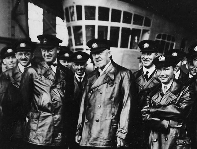 Die führenden Offiziere des LZ 127 vor dem Start zur Weltfahrt. Vordere Reihe von links: Kapitän Hans-Curt Flemming, Kommandant Hugo ...