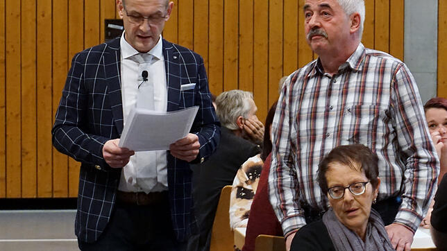 Für außerordentliches Bürger-Engagement ist Siegfried Schäuble bei der Bürgerversammlung vom Ortschaftsrat Ühlingen mit dem ...