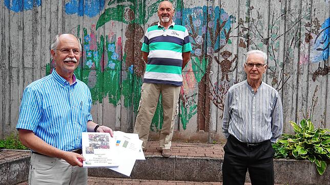 Eine positive Zwischenbilanz des Kuh-Projektes ziehen (von links) Karl-Wilhelm Frommeyer, Lutz Jacobi und Werner Eckert.
