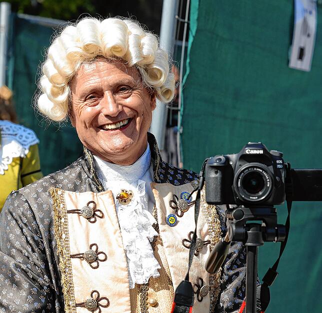 Rokoko meets High-Tech: Wolfgang Amadeus Müller (der Name ist kein Scherz!) von der Rokoko Tanzgruppe Biberach filmte den eigenen Auftritt.