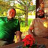 Hans-Peter Fesenmeyer (links) und sein Sohn Simon berichten im heimischen Wintergarten, wie sie zum Forst gekommen sind und was sie ...
