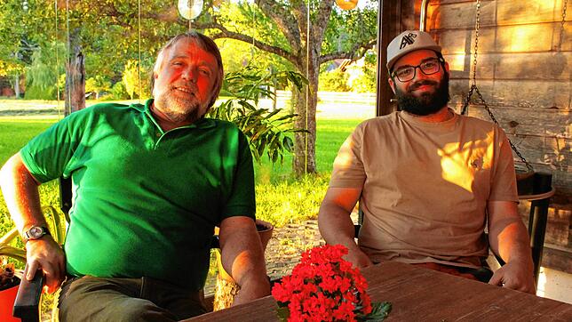 Hans-Peter Fesenmeyer (links) und sein Sohn Simon berichten im heimischen Wintergarten, wie sie zum Forst gekommen sind und was sie ...