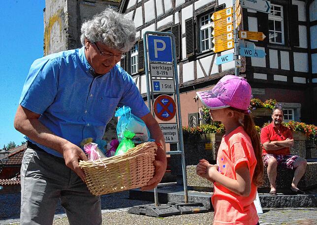Klaus Schiele, nicht selten als eher spröde beschrieben, kann durchaus auch aus sich herausgehen: Hier verteilt er im Juni 2020 beim ...