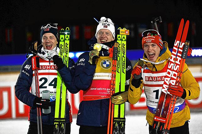 Der Norweger Tarjei Boe, der Norweger Johannes Thingnes Boe und der Deutsche Benedikt Doll feiern mit ihren Medaillen nach dem ...