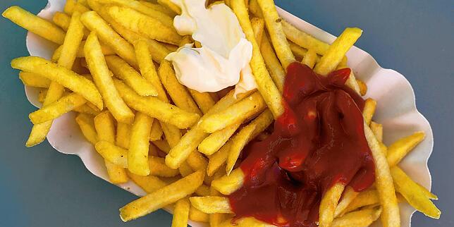 Pommes Schranke ist eine Erfindung aus dem Ruhrgebiet.