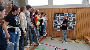 Top oder Flop? Bei der Auftaktveranstaltung für das Jugendhearing werden in der Turnhalle der Sechslindenschule verschiedene Stationen ...