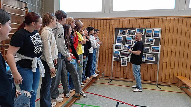 Top oder Flop? Bei der Auftaktveranstaltung für das Jugendhearing werden in der Turnhalle der Sechslindenschule verschiedene Stationen ...
