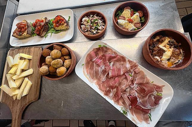 „Antipasti de la Casa“: eine Zusammenstellung von Vorspeisen nach Art des Hauses.