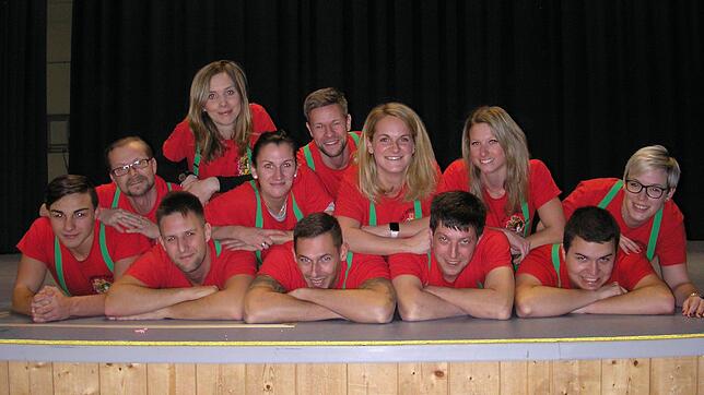 Die Wolterdinger Weiherhexen-Showtanz-Gruppe mit Oliver Fesenmeyer, von links unten, Marco Greuter, Dominik Schillinger, Thomas ...