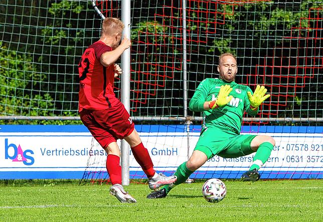 Den zwischenzeitlichen 1:1-Ausgleich erzielte Dennis Hiller durch die Beine von Torhüter Patrick Hummel (SpVgg F.A.L.).