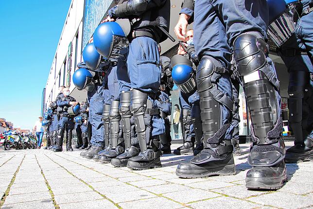Neben Polizeikräften aus dem gesamten Gebiet des Polizeipräsidiums Konstanz kamen auch Beamte vom Präsidium Einsatz aus Göppingen nach ...
