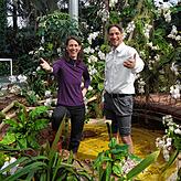 Bettina Gräfin und Björn Graf Bernadotte steigen schon mal für den SÜDKURIER-Fotografen ins Wasser, in den Teich inmitten der ...