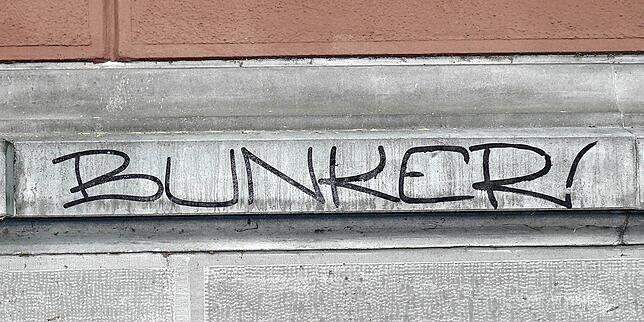 Bild 1: Dreister als die Polizei erlaubt! Konstanzer Präsidium mit Schriftzügen beschmiert