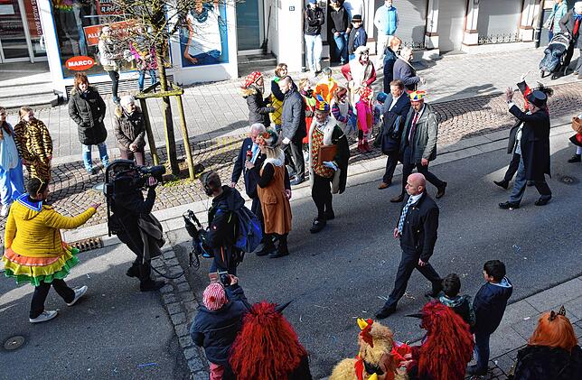 Bild 15: Bilder vom Umzug und dem Narrenbaum-Stellen in Stockach