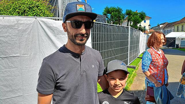 Michael Weber und Sohn Rafael aus Markdorf vor einem Absperrzaun. Während die beiden den Ausführung von Veranstalter Jens Neumann ...