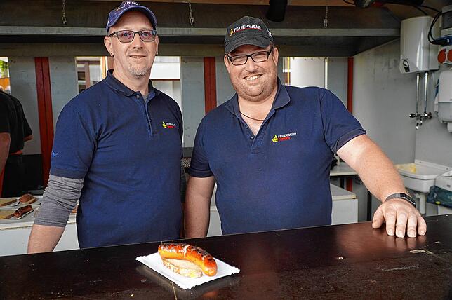 Andreas Engesser (li.) und Heinz Leichenauer verkaufen die traditionelle Feuerwehrwurst. Neben der Feuerwehr bieten viele andere Vereine ...