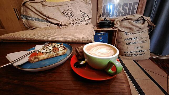 Gemüse-Quiche und ein Cappuccino mit einem süßen Eiweißcookie.