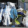Medizinisches Personal heben einen Patienten in einen militärischen NH90 Transporthubschrauber. Der mit Covid-19 infizierte Patient soll ...