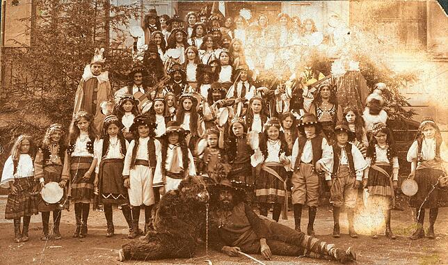 Die große ungarische Svaken-Gruppe mit Tanzbär, Dompteur und Zigeunermusikern beim legendären ersten Wehrer Fasnachtsumzug 1911 vor dem ...
