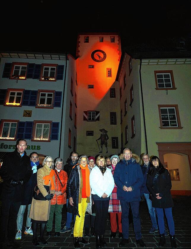 Oberes Tor Waldshut: Zur Eröffnung der Aktion haben sich in Waldshut diese Organisatoren und Unterstützer vor dem angestrahlten Oberen ...