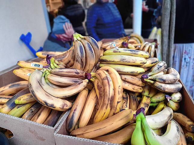 Kistenweise Bananen: Zum Wegschmeißen viel zu schade, an der Tafel in Überlingen finden sie dankbare Abnehmer.