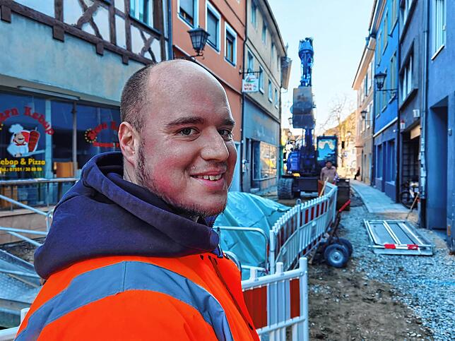 Polier Alexander Hache freut sich bereits über die gelungene Sanierung: „Auf eine Altstadtstraße gehört Pflaster.“