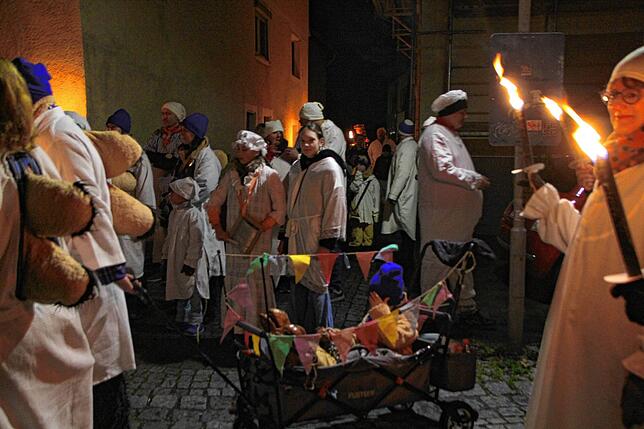 Im Schein der Fackeln versammeln sich immer mehr Konstanzer und schließen sich im weißen Gewand dem Zug durch den Stadtteil Paradies an. ...