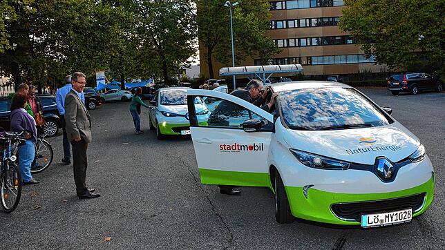 Zwei Car-Sharing-Autos bei einer Vorführung des Angebots auf dem Parkplatz des St. Josefshauses. Die Corona-Krise setzte den Anbieters ...