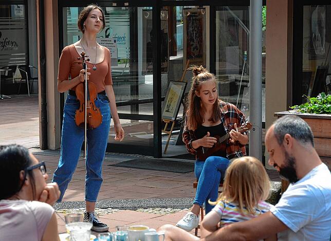 Zwei von vielen Künstlern in der Innenstadt: Antonia und Rosalie Berger musizierten jüngst in der Ochsenlücke.