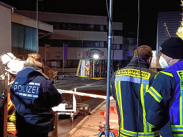 Bild 28: Gefahrgut-Unfall in Zizenhausen: Bilder vom kräftezehrenden Feuerwehreinsatz