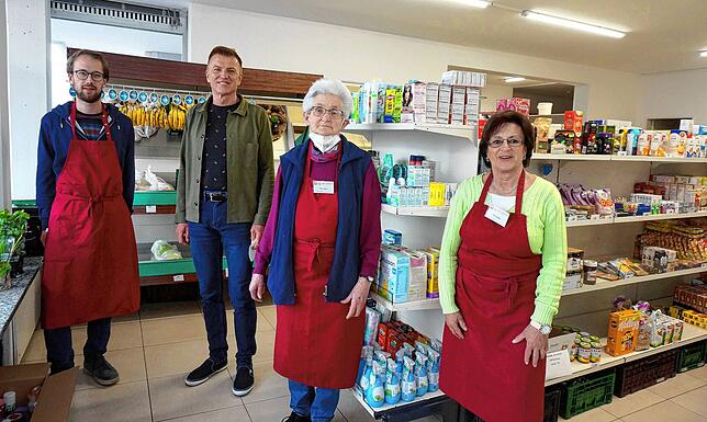 Blick in den Tafelladen Waldshut: Lukas Bomans (Student/Praktikum), Bernhard Gampp (Leiter Caritas-Sozialdienst) und die Ehrenamtlichen ...