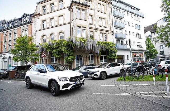 An dieser Ecke besteht dringend Handlungsbedarf in Sachen Verkehrsführung, nicht nur wegen des Autoverkehrs, denn auch viele Radfahrer ...