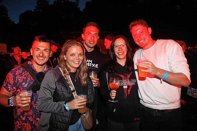 Bild 10: Konstanz: Das Gute-Zeit steigt: Elektro-Musik lockt Besucher ins Bodensee-Stadion