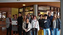 Schüler der Robert-Gerwig-Schule spenden für die Katharinenhöhe und übergeben den Scheck persönlich. Foto: Schule